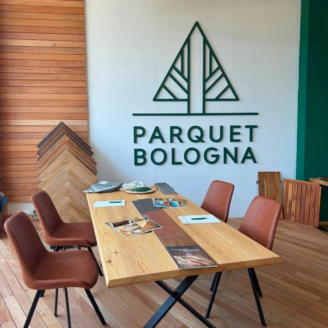 Showroom Parquet Bologna con esposizione di pavimenti in legno